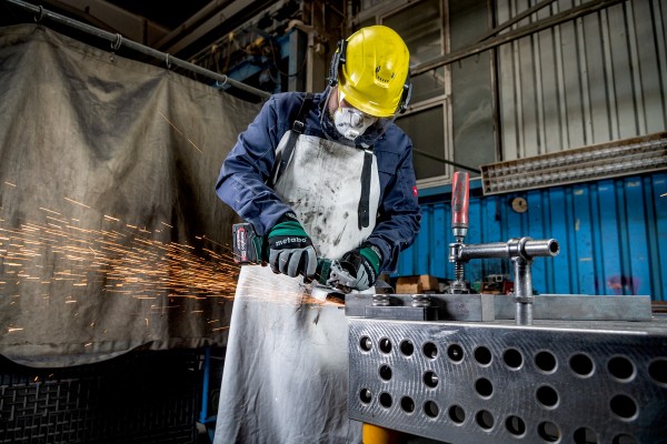 Акумуляторна кутова шліфувальна машина Metabo W 18 L BL 9-125 (602374850) фото 2