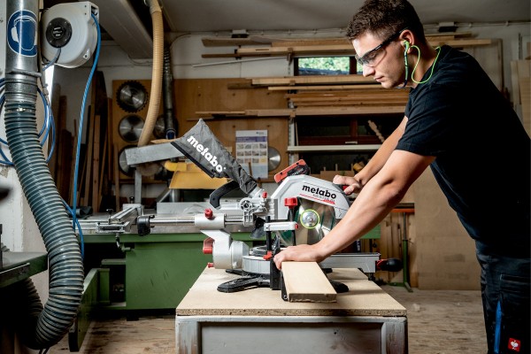 Акумуляторна торцювальна пила з протяжкою Metabo KGS 18 LTX BL 254 2х5.2 Аг (614254650) фото 4