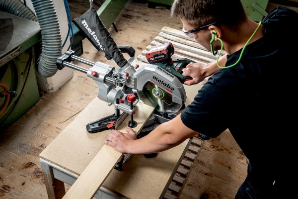 Акумуляторна торцювальна пила з протяжкою Metabo KGS 18 LTX BL 254 2х5.2 Аг (614254650) фото 5