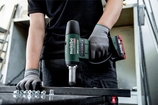 Акумуляторний пістолет для різьбових заклепок Metabo NMP 18 LTX BL M10 2х4.0 Аг (601788800) фото 4