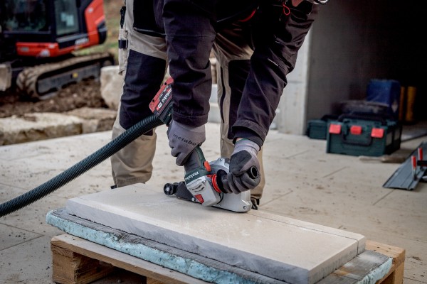 Акумуляторна кутова шліфувальна машина Metabo WVB 18 LT BL 11-125 QUICK + 2 АКБ 5.5Аг з ЗП і кейсом METABOX 165 L (613057660) фото 2